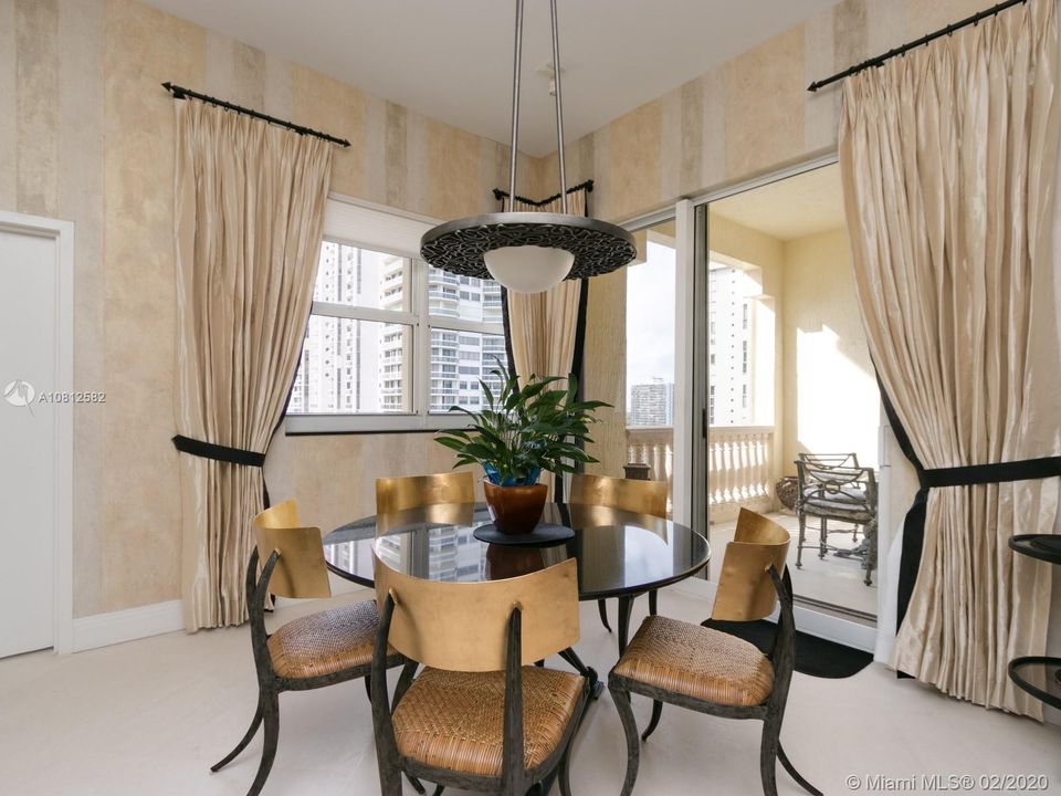 Vendido Recientemente: $1,450,000 (4 camas, 4 baños, 3800 Pies cuadrados)