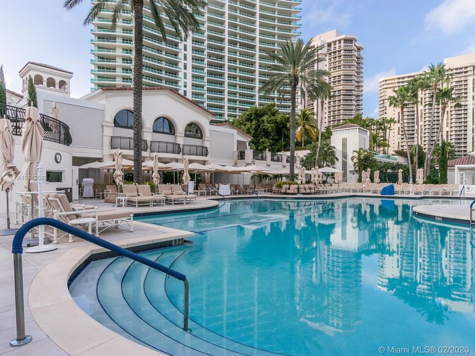 Vendido Recientemente: $1,450,000 (4 camas, 4 baños, 3800 Pies cuadrados)