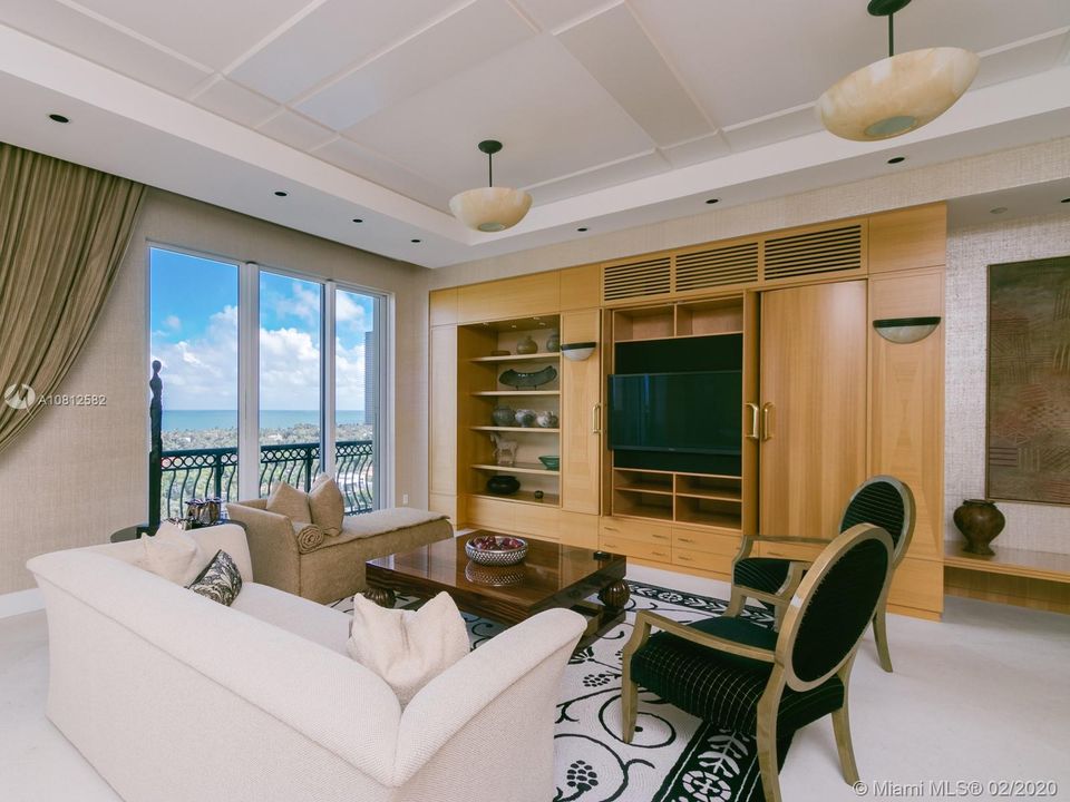 Vendido Recientemente: $1,450,000 (4 camas, 4 baños, 3800 Pies cuadrados)