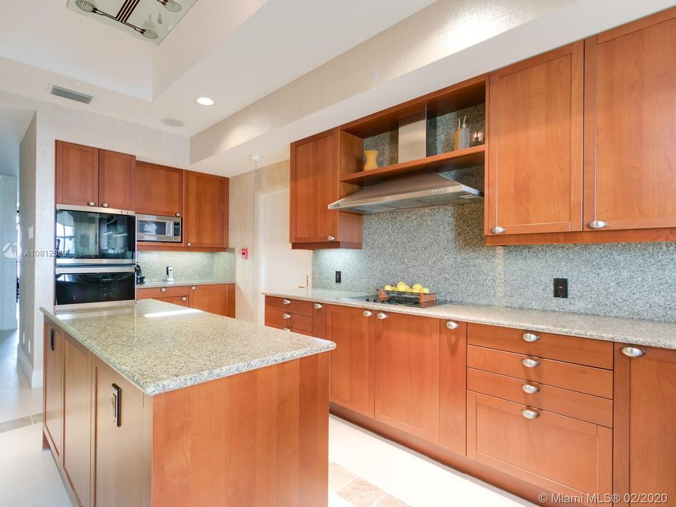 Vendido Recientemente: $1,450,000 (4 camas, 4 baños, 3800 Pies cuadrados)