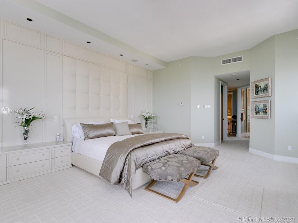 Vendido Recientemente: $1,450,000 (4 camas, 4 baños, 3800 Pies cuadrados)