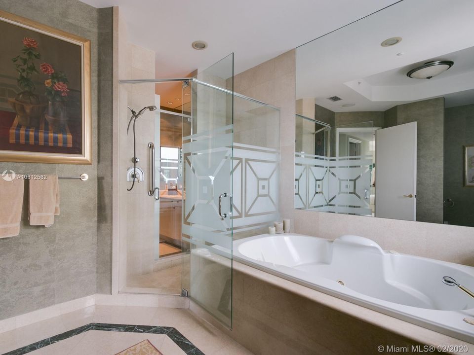 Vendido Recientemente: $1,450,000 (4 camas, 4 baños, 3800 Pies cuadrados)