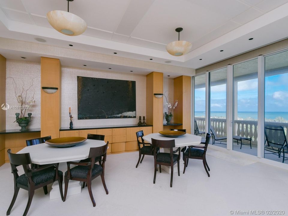 Vendido Recientemente: $1,450,000 (4 camas, 4 baños, 3800 Pies cuadrados)