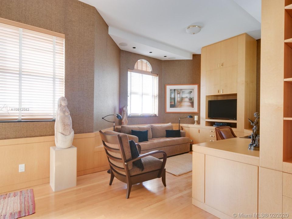 Vendido Recientemente: $1,450,000 (4 camas, 4 baños, 3800 Pies cuadrados)