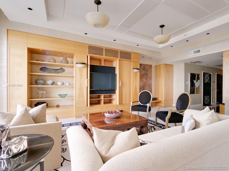 Vendido Recientemente: $1,450,000 (4 camas, 4 baños, 3800 Pies cuadrados)