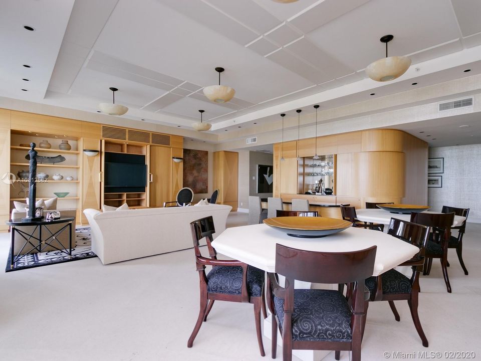Vendido Recientemente: $1,450,000 (4 camas, 4 baños, 3800 Pies cuadrados)