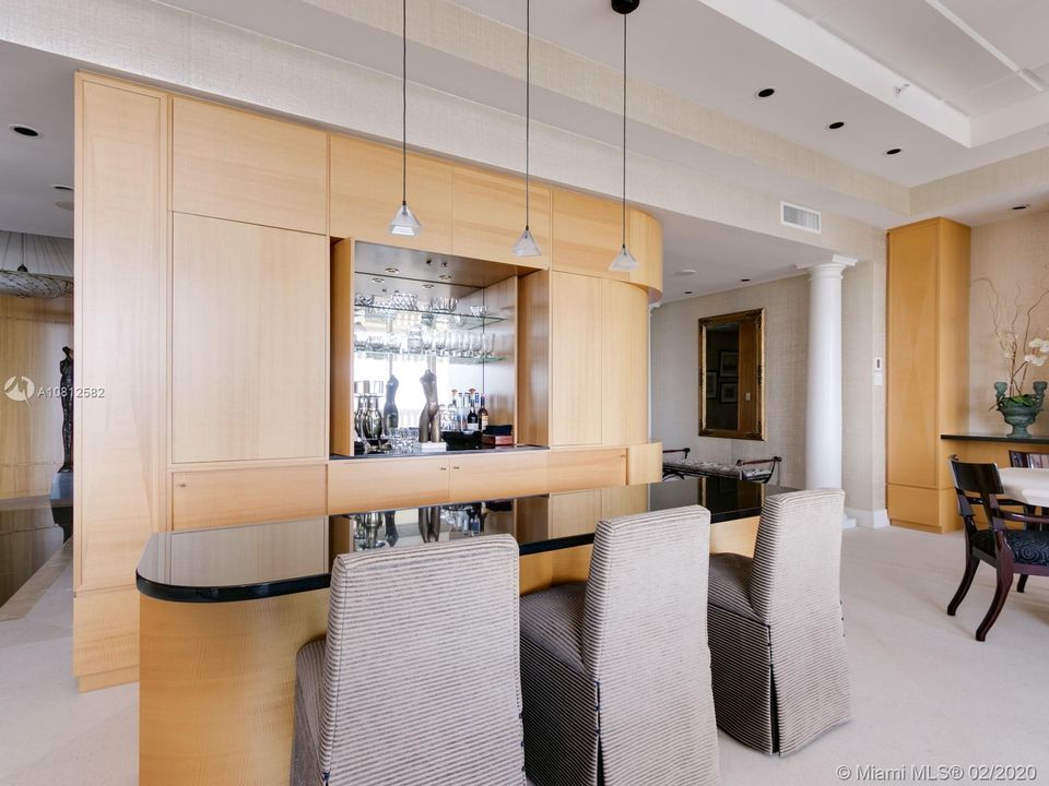 Vendido Recientemente: $1,450,000 (4 camas, 4 baños, 3800 Pies cuadrados)
