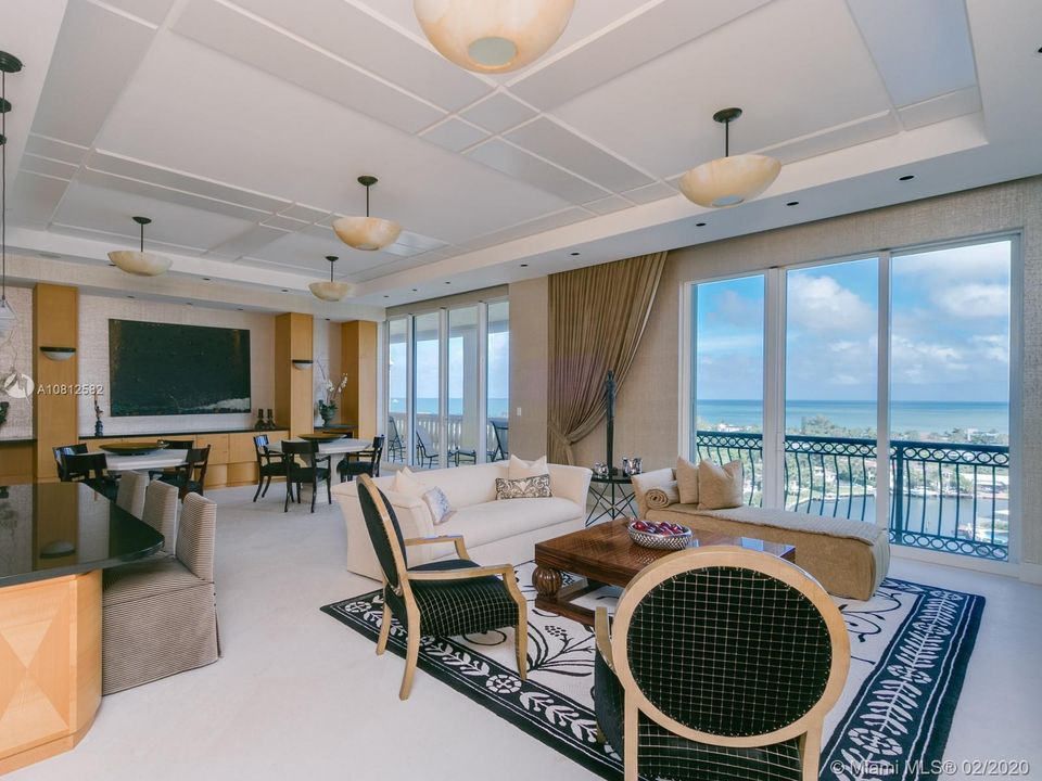 Vendido Recientemente: $1,450,000 (4 camas, 4 baños, 3800 Pies cuadrados)