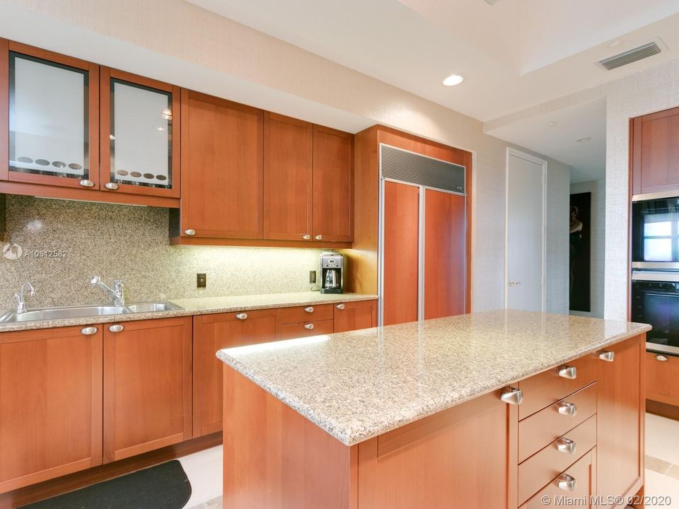 Vendido Recientemente: $1,450,000 (4 camas, 4 baños, 3800 Pies cuadrados)