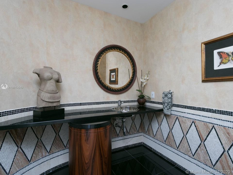 Vendido Recientemente: $1,450,000 (4 camas, 4 baños, 3800 Pies cuadrados)