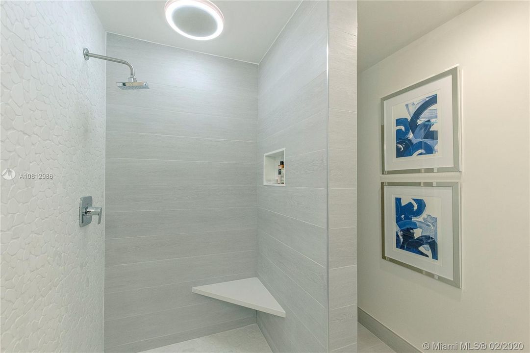 最近售出: $1,300,000 (5 贝兹, 3 浴室, 3506 平方英尺)