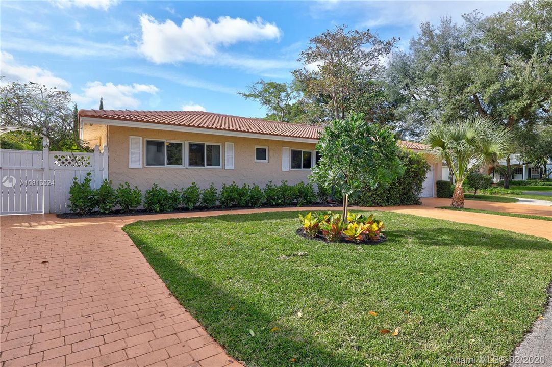 Vendido Recientemente: $1,250,000 (4 camas, 3 baños, 2765 Pies cuadrados)