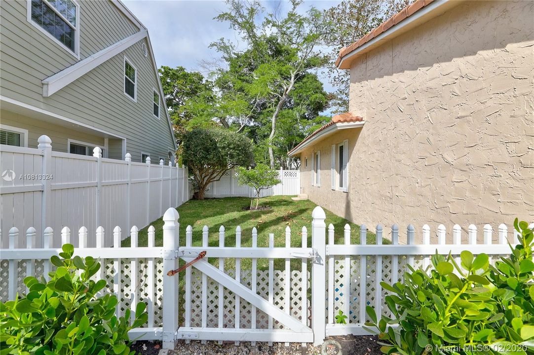 Vendido Recientemente: $1,250,000 (4 camas, 3 baños, 2765 Pies cuadrados)