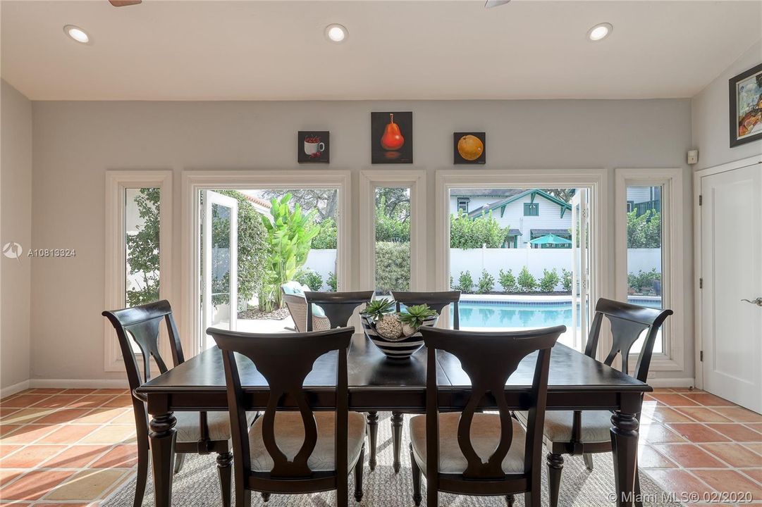 Vendido Recientemente: $1,250,000 (4 camas, 3 baños, 2765 Pies cuadrados)