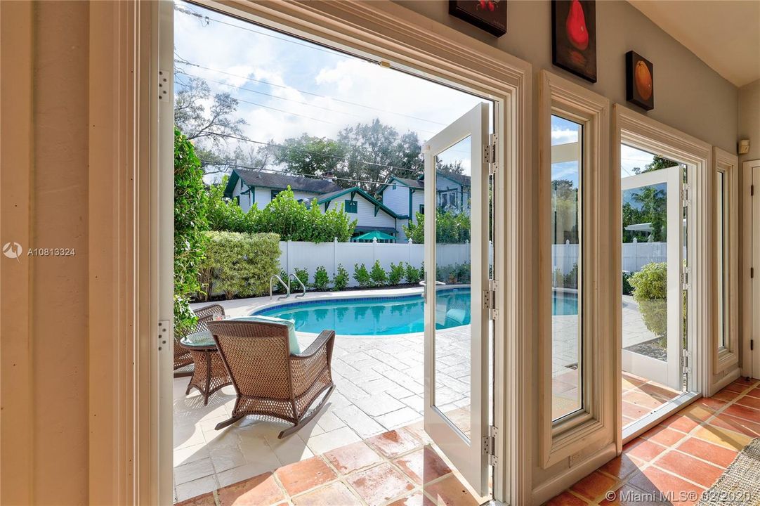 Vendido Recientemente: $1,250,000 (4 camas, 3 baños, 2765 Pies cuadrados)