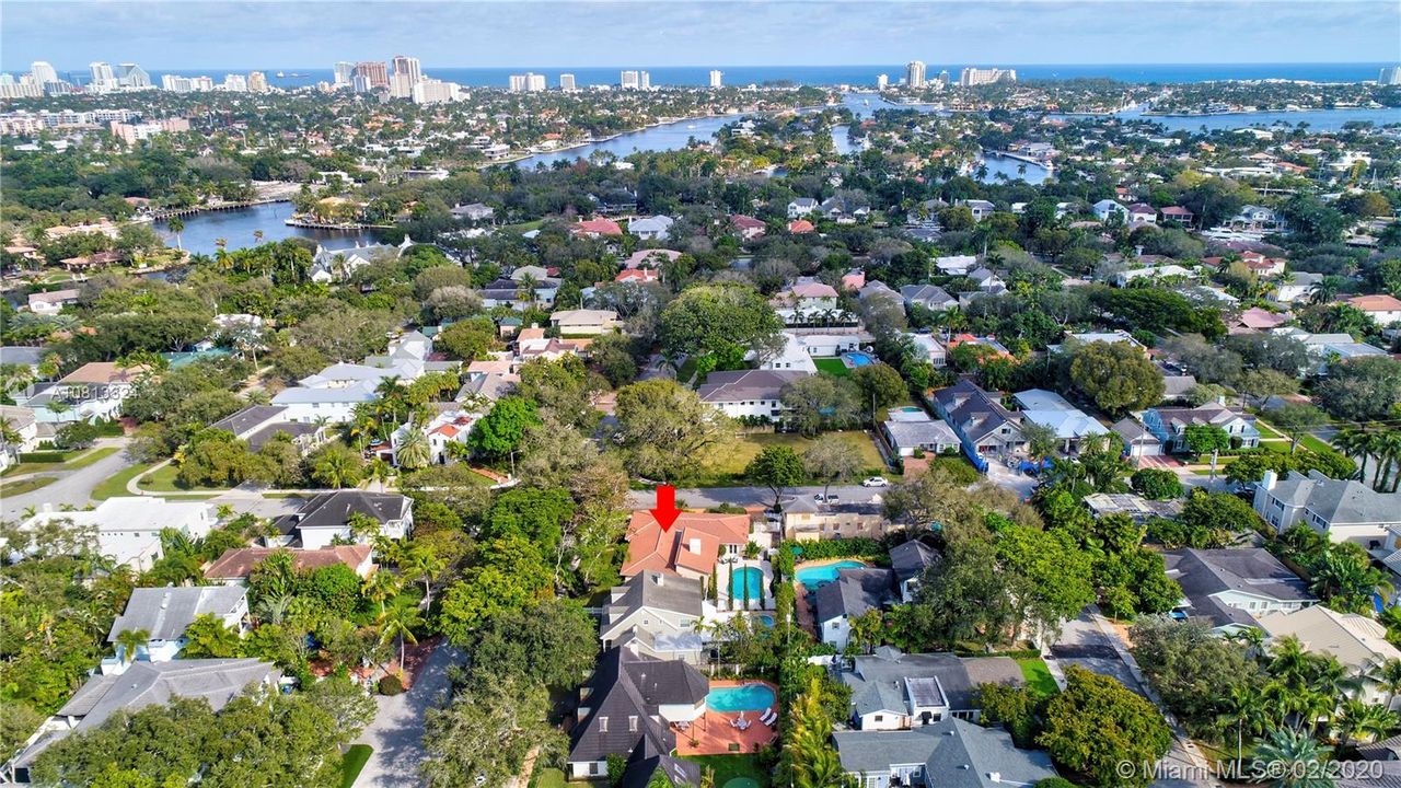 Vendido Recientemente: $1,250,000 (4 camas, 3 baños, 2765 Pies cuadrados)