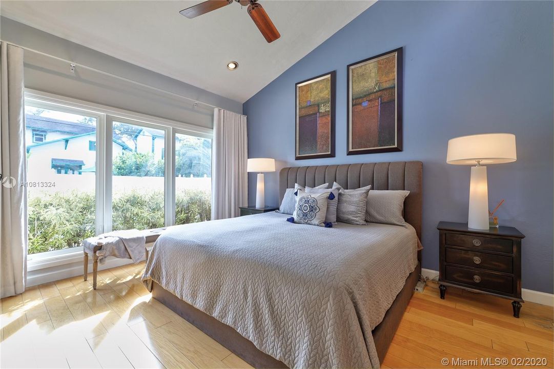 Vendido Recientemente: $1,250,000 (4 camas, 3 baños, 2765 Pies cuadrados)