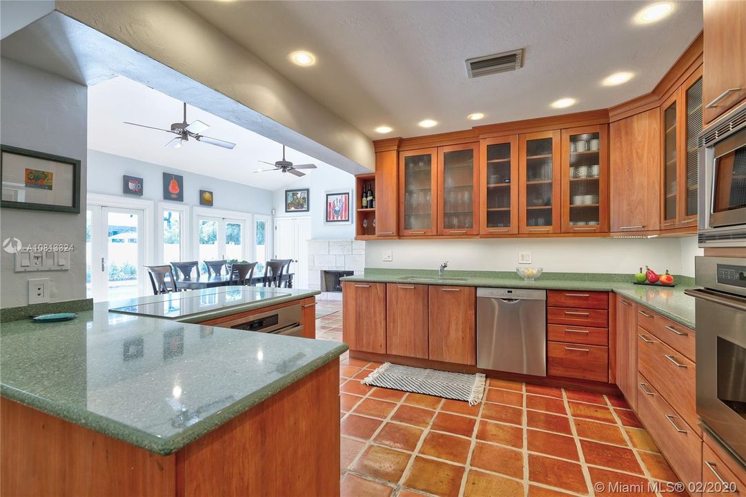 Vendido Recientemente: $1,250,000 (4 camas, 3 baños, 2765 Pies cuadrados)