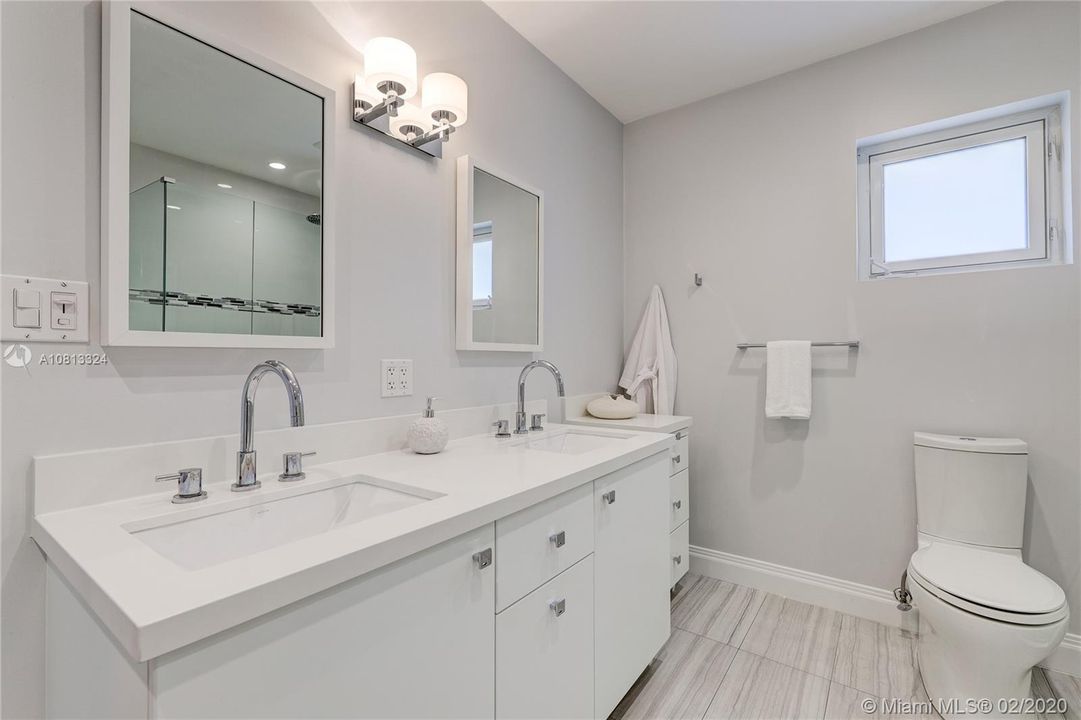 Vendido Recientemente: $1,250,000 (4 camas, 3 baños, 2765 Pies cuadrados)