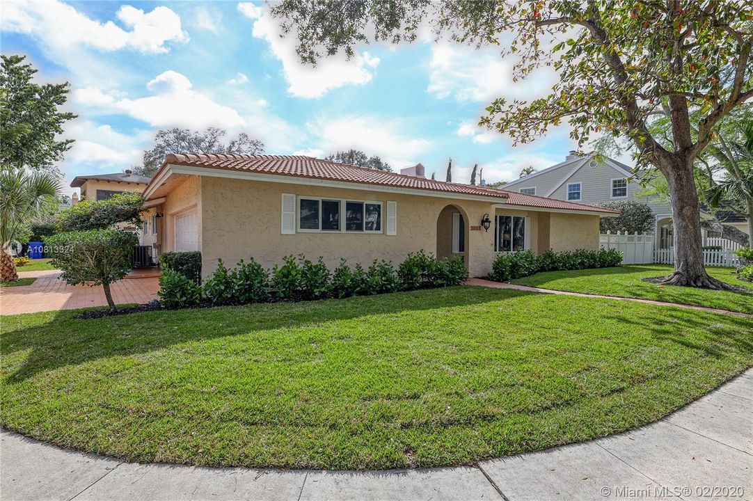 Vendido Recientemente: $1,250,000 (4 camas, 3 baños, 2765 Pies cuadrados)