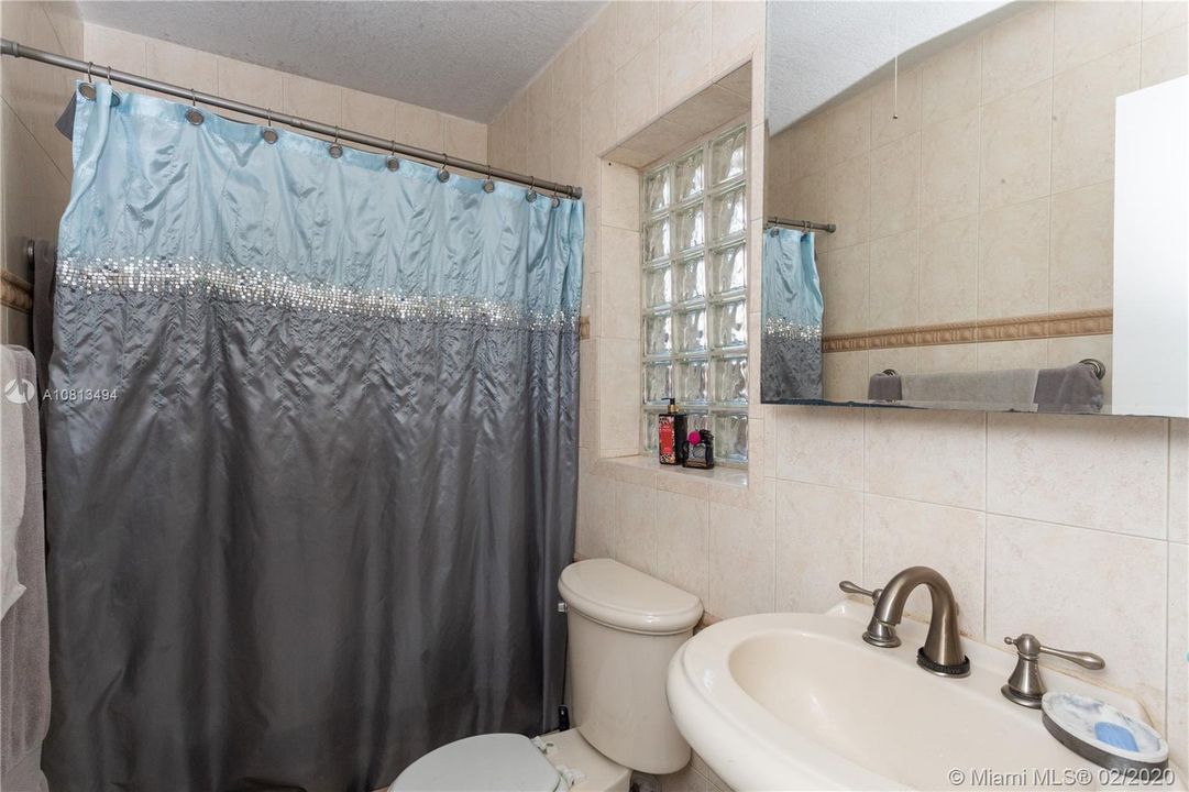 Vendido Recientemente: $339,000 (3 camas, 2 baños, 1378 Pies cuadrados)