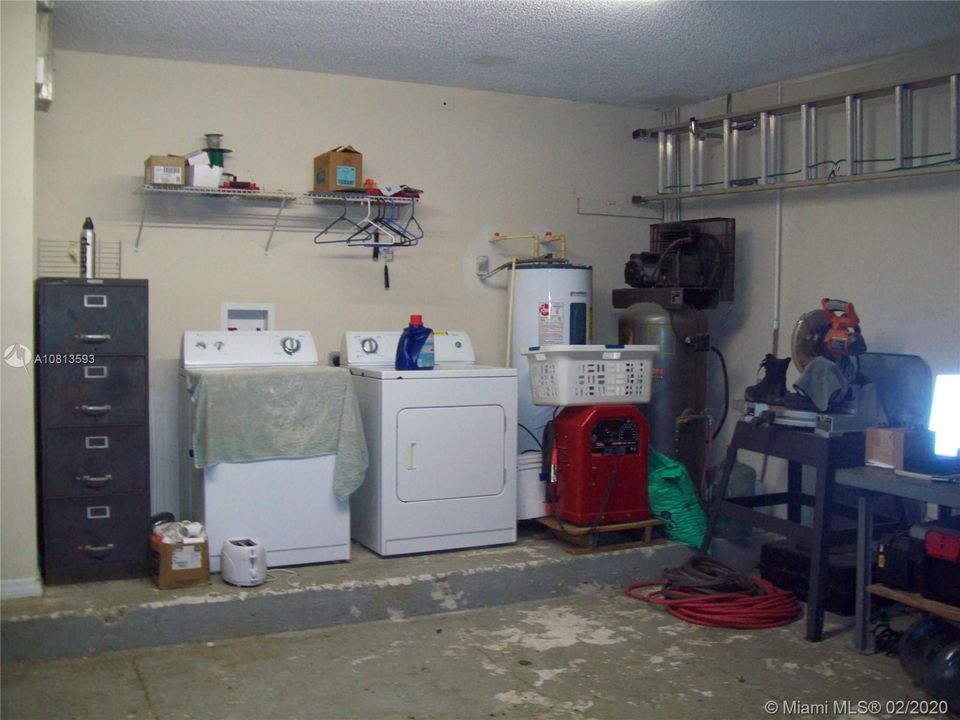 Garage area w/washer & dryer