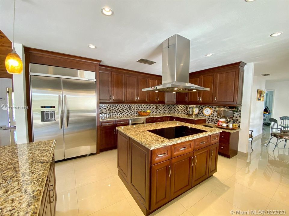 Vendido Recientemente: $2,050,000 (5 camas, 4 baños, 4008 Pies cuadrados)