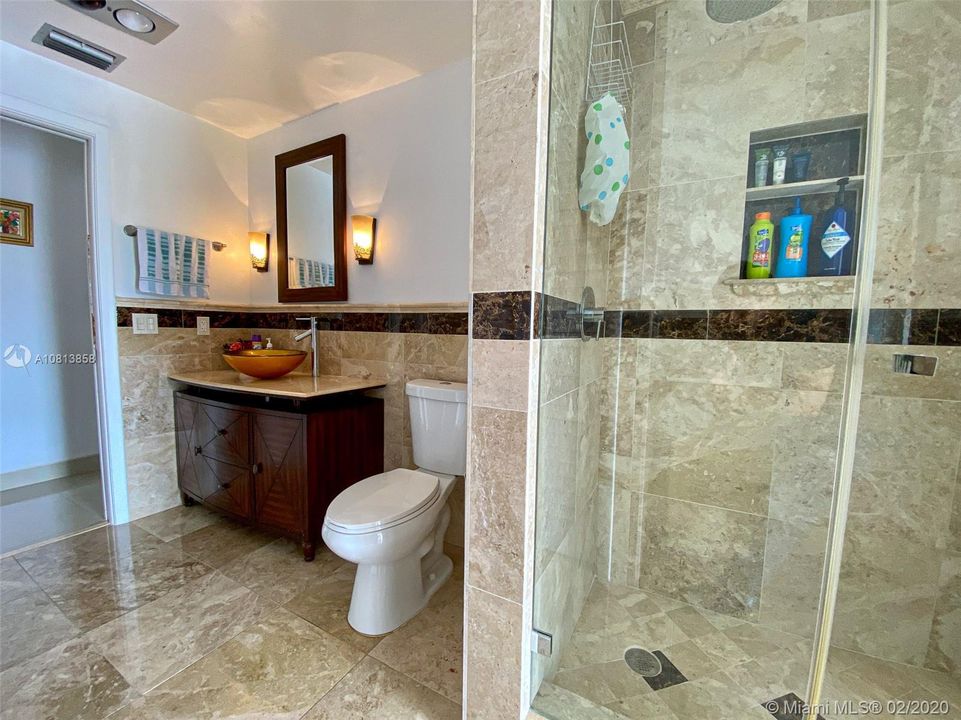 Vendido Recientemente: $2,050,000 (5 camas, 4 baños, 4008 Pies cuadrados)