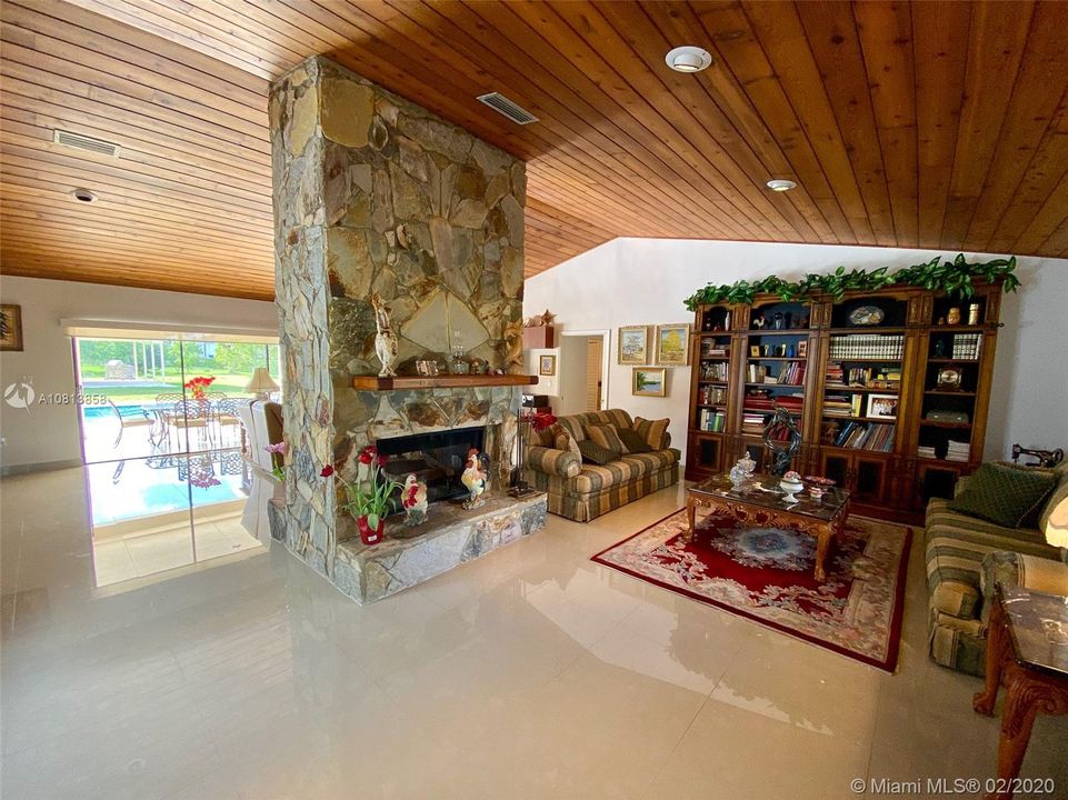 Vendido Recientemente: $2,050,000 (5 camas, 4 baños, 4008 Pies cuadrados)