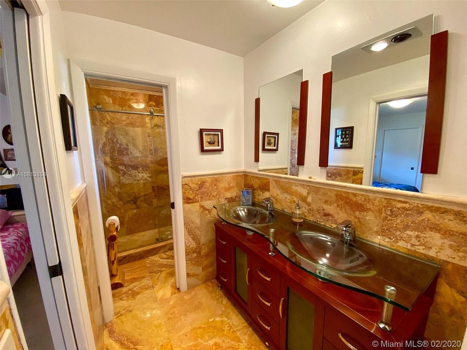 Vendido Recientemente: $2,050,000 (5 camas, 4 baños, 4008 Pies cuadrados)