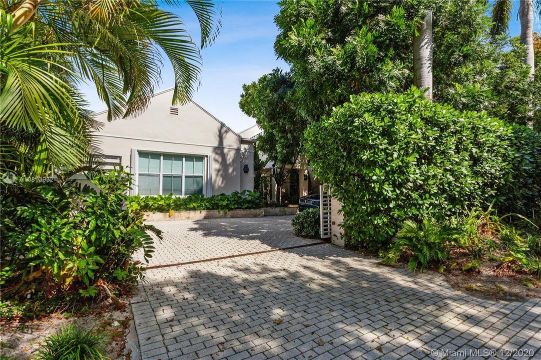 Recently Sold: $3,350,000 (5 beds, 5 baths, 4231 Square Feet)