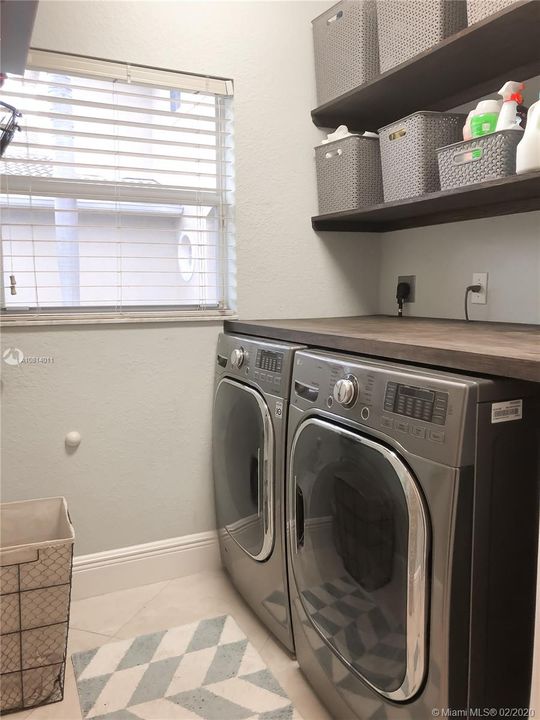Vendido Recientemente: $450,000 (4 camas, 2 baños, 2249 Pies cuadrados)
