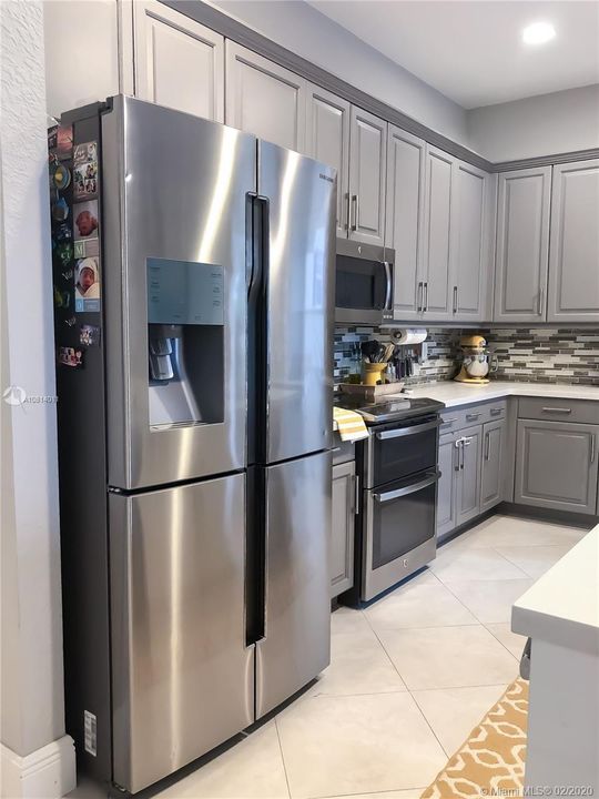 Vendido Recientemente: $450,000 (4 camas, 2 baños, 2249 Pies cuadrados)