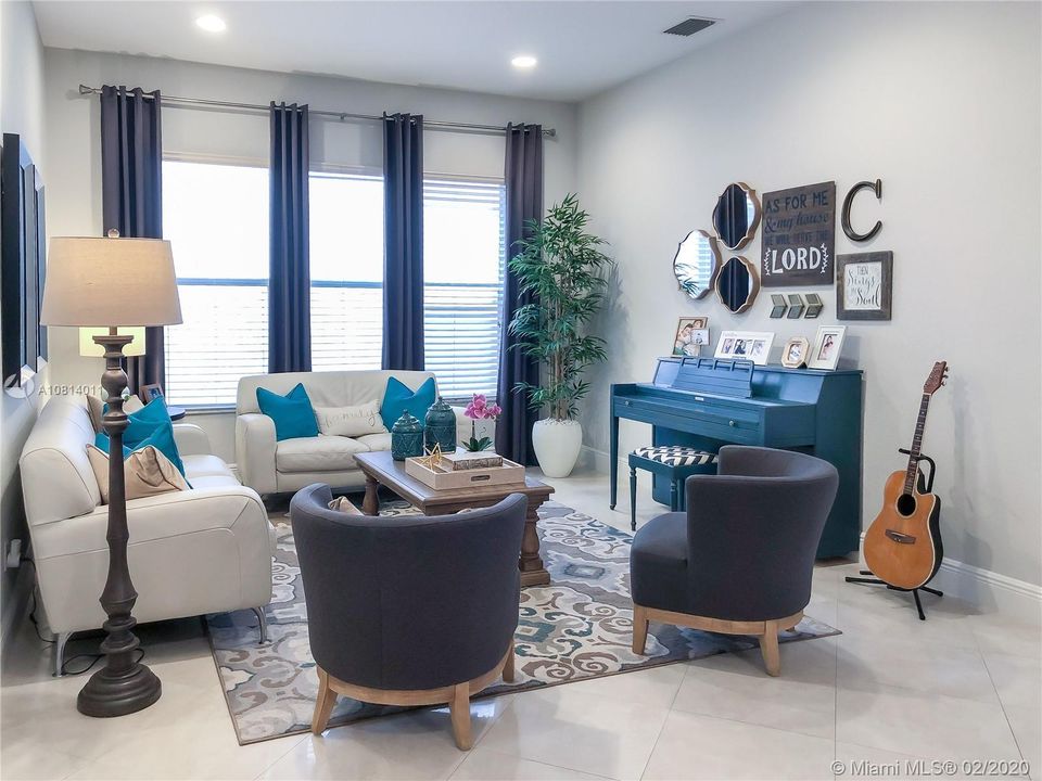 Vendido Recientemente: $450,000 (4 camas, 2 baños, 2249 Pies cuadrados)