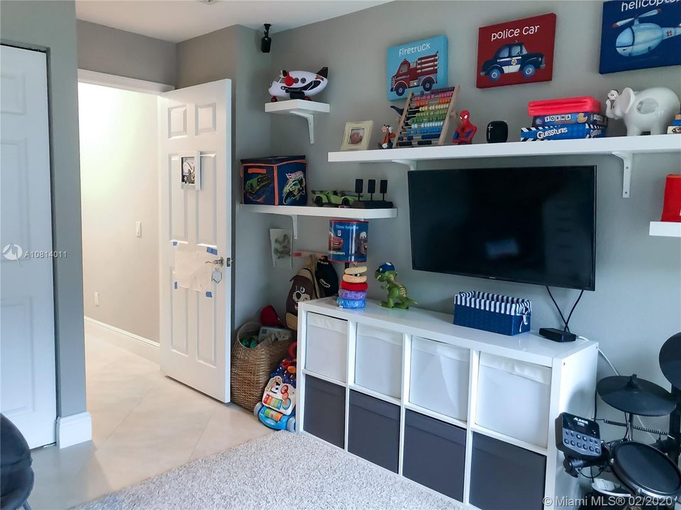 Vendido Recientemente: $450,000 (4 camas, 2 baños, 2249 Pies cuadrados)