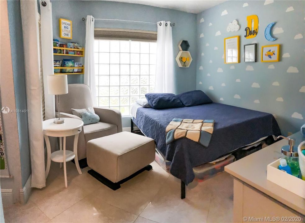 Vendido Recientemente: $450,000 (4 camas, 2 baños, 2249 Pies cuadrados)