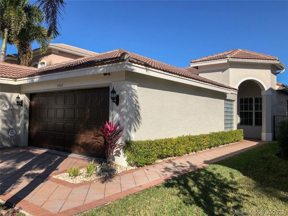 Vendido Recientemente: $450,000 (4 camas, 2 baños, 2249 Pies cuadrados)