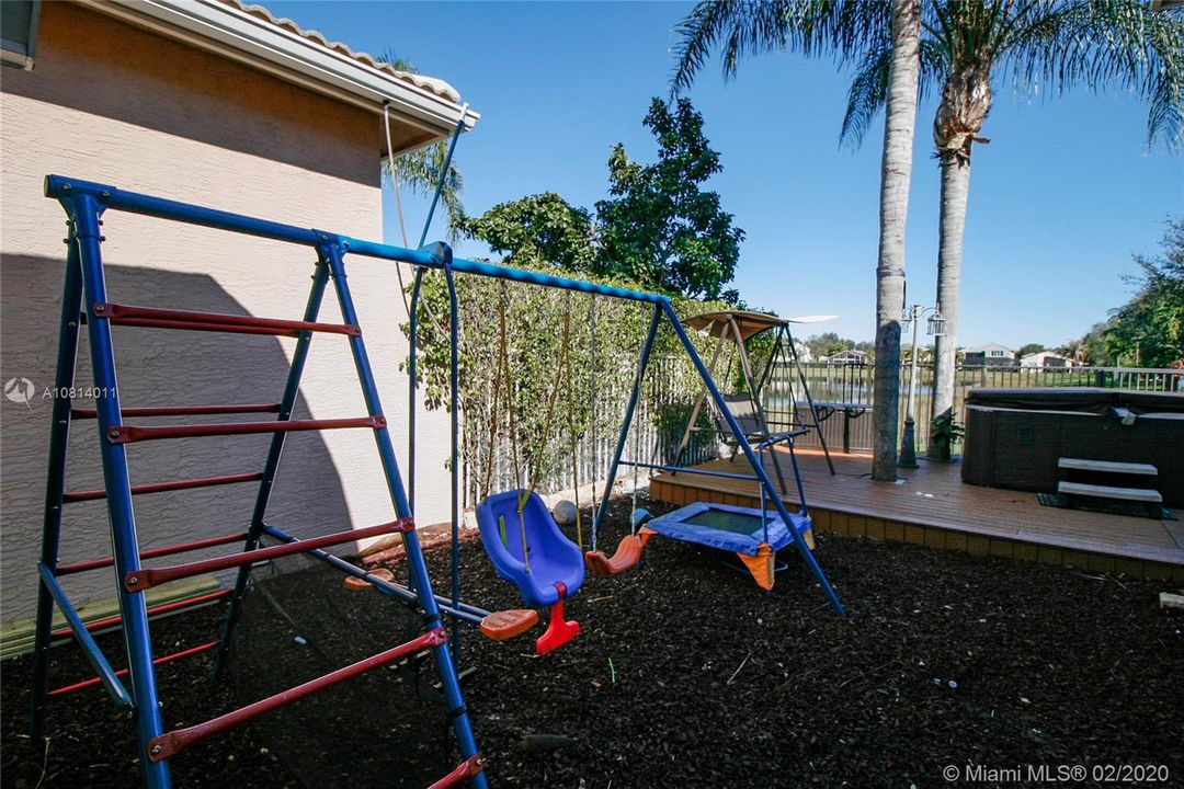 Vendido Recientemente: $450,000 (4 camas, 2 baños, 2249 Pies cuadrados)