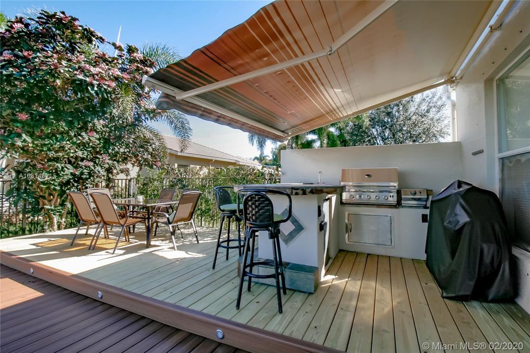 Vendido Recientemente: $450,000 (4 camas, 2 baños, 2249 Pies cuadrados)
