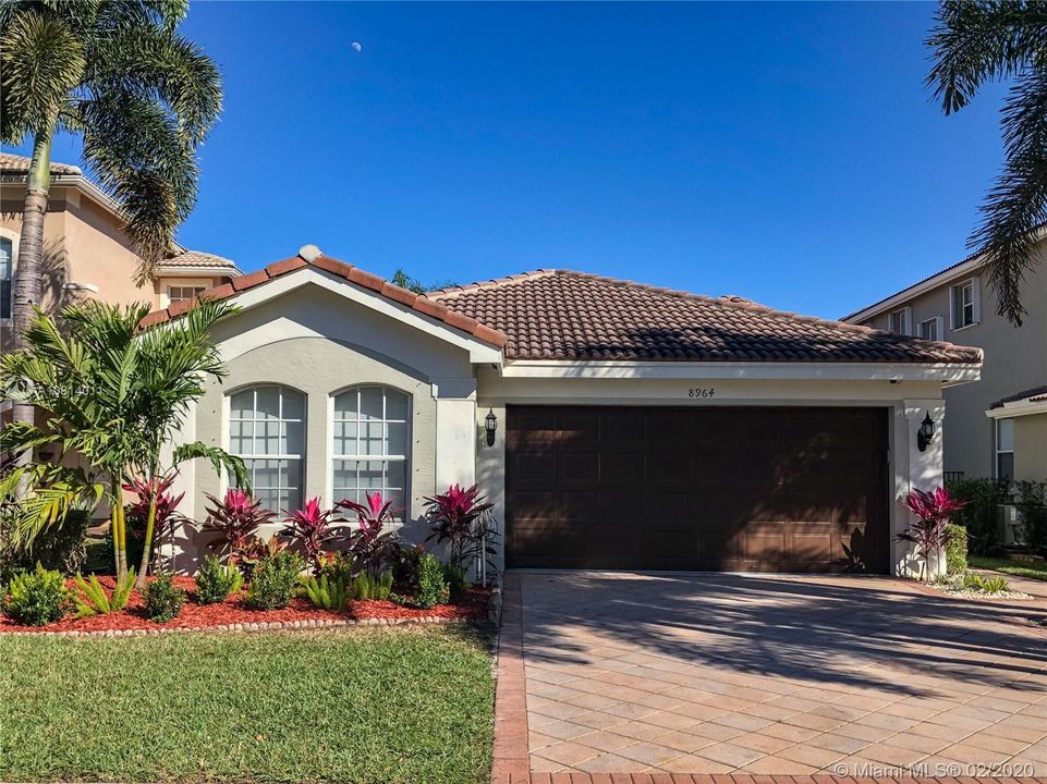 Vendido Recientemente: $450,000 (4 camas, 2 baños, 2249 Pies cuadrados)