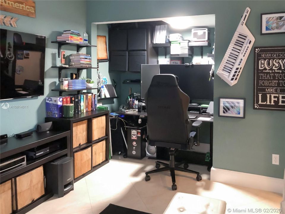 Vendido Recientemente: $450,000 (4 camas, 2 baños, 2249 Pies cuadrados)