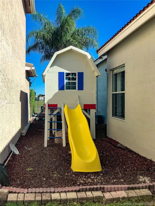 Vendido Recientemente: $450,000 (4 camas, 2 baños, 2249 Pies cuadrados)
