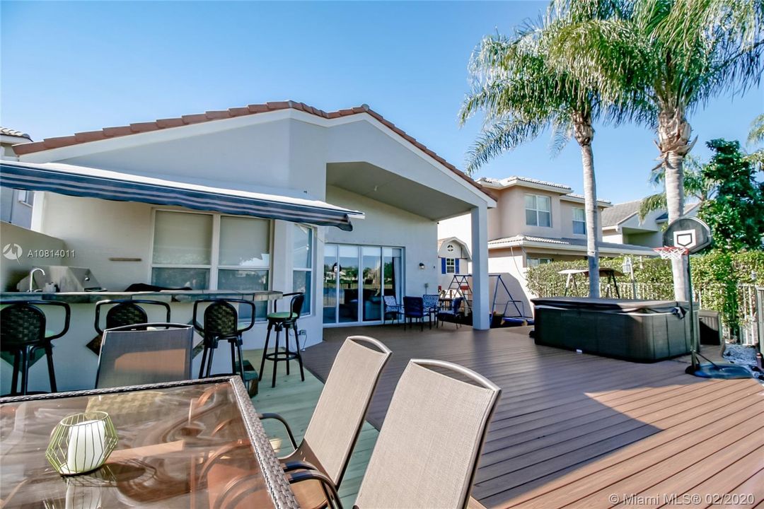 Vendido Recientemente: $450,000 (4 camas, 2 baños, 2249 Pies cuadrados)