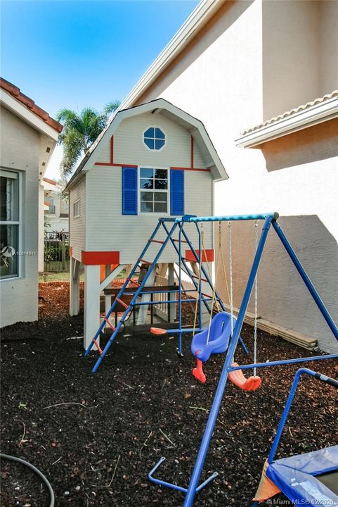 Vendido Recientemente: $450,000 (4 camas, 2 baños, 2249 Pies cuadrados)