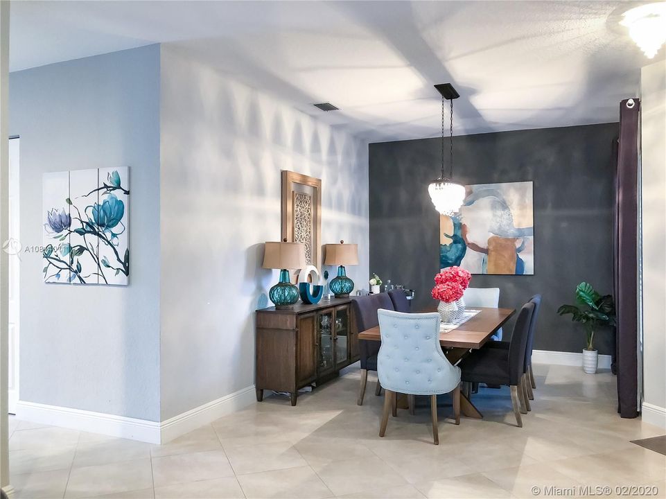 Vendido Recientemente: $450,000 (4 camas, 2 baños, 2249 Pies cuadrados)