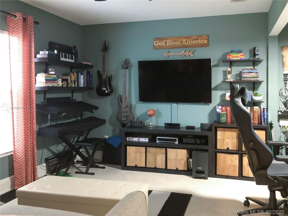 Vendido Recientemente: $450,000 (4 camas, 2 baños, 2249 Pies cuadrados)