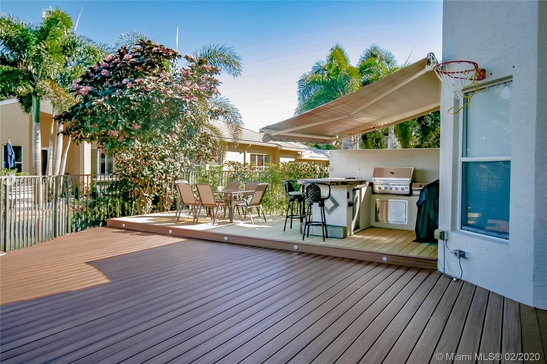Vendido Recientemente: $450,000 (4 camas, 2 baños, 2249 Pies cuadrados)