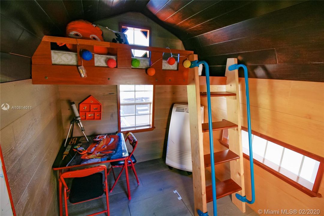 Vendido Recientemente: $450,000 (4 camas, 2 baños, 2249 Pies cuadrados)