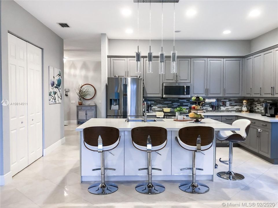 Vendido Recientemente: $450,000 (4 camas, 2 baños, 2249 Pies cuadrados)