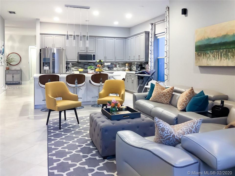 Vendido Recientemente: $450,000 (4 camas, 2 baños, 2249 Pies cuadrados)